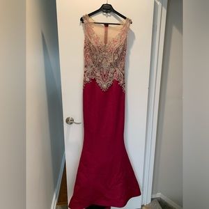 Elegant mermaid tail. Perfect for prom! Sleeveless, sheer neck and sequined top.